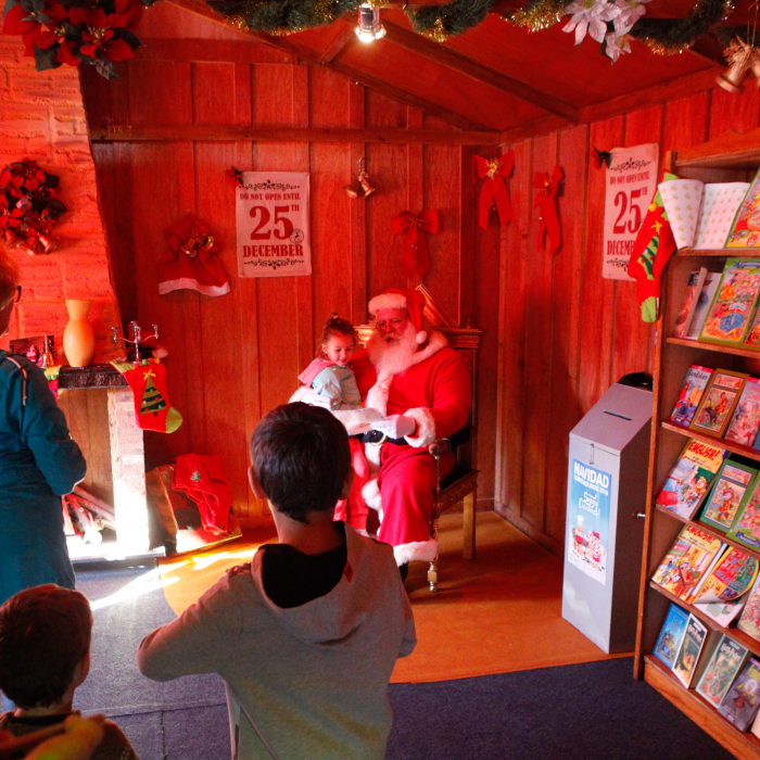 Papá Noel llega a Torremolinos para recoger las cartas de los más pequeños