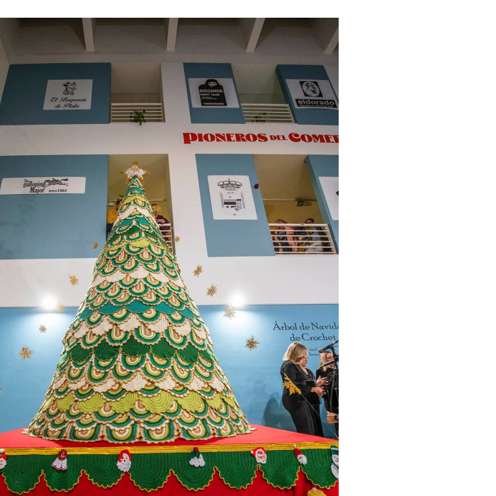 La Asociación de Crocheteras de Torremolinos se suma a la Navidad con un árbol de crochet